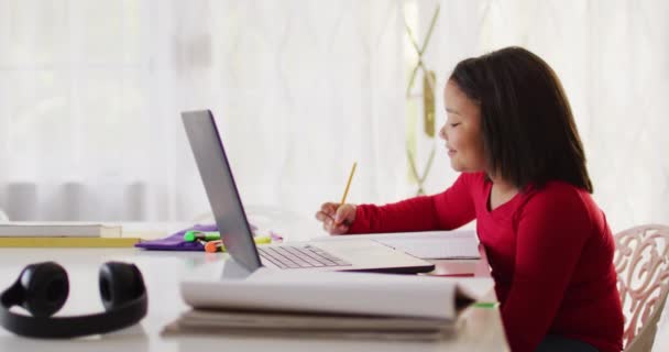 视频中快乐的亚洲女孩在网上上课 电子学习 家庭教育和网上教育概念 — 图库视频影像