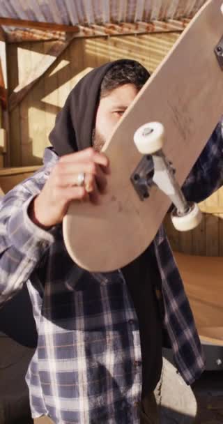 Vídeo Vertical Del Patinador Masculino Oriente Medio Parque Skate Skateboarding — Vídeo de stock
