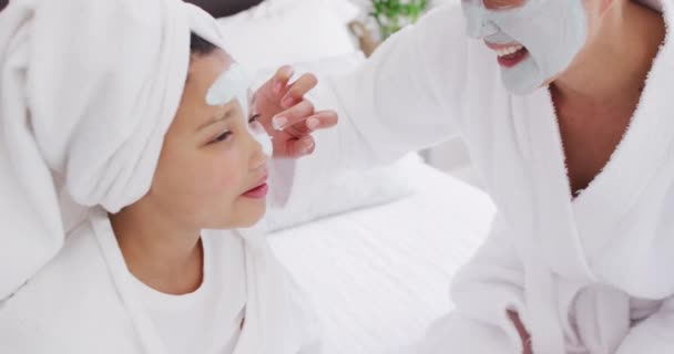 Wideo Szczęśliwej Azjatyckiej Matki Córki Szatach Nawilżające Twarze Zabawy Rodzina — Wideo stockowe