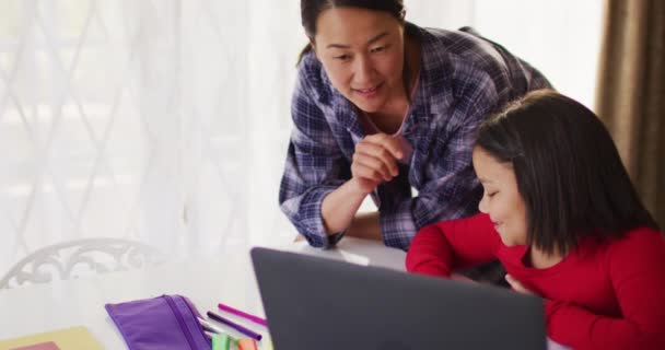 Видео Счастливой Азиатской Матери Дочери Делающей Домашнее Задание Вместе Семья — стоковое видео