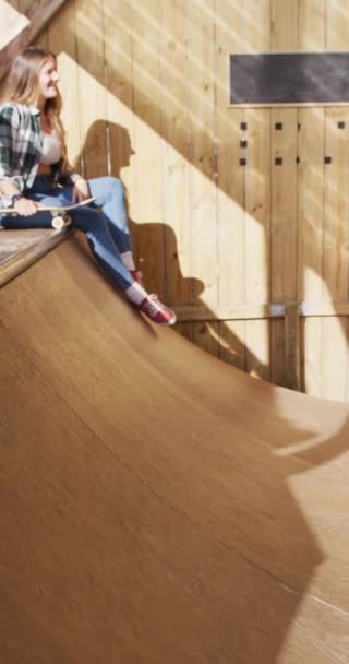 滑板公园中的高加索男女滑板运动员的垂直视频 业余爱好和积极的生活方式概念 — 图库视频影像