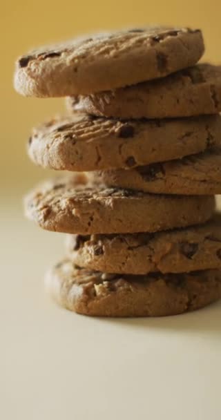 Vertikal Video Stapel Choklad Chip Cookies Gul Bakgrund Söta Livsmedel — Stockvideo