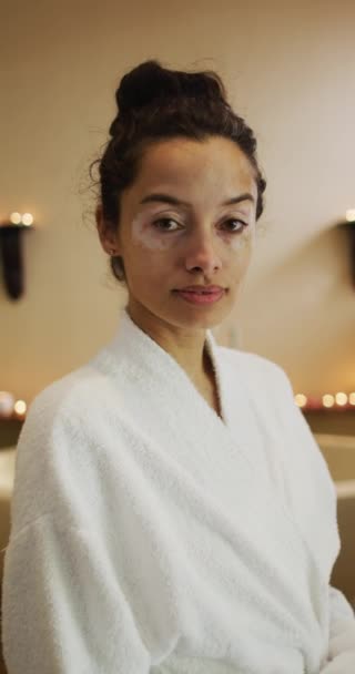Vitiligo Gülümseyen Melez Kadının Banyoda Kendini Şımarttığı Dikey Video Portresi — Stok video
