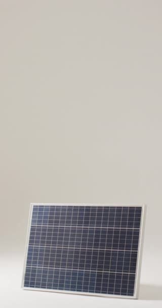 Vertikal Video Solpanel Beige Bakgrund Grön Energi Hållbarhet Och Solenergi — Stockvideo