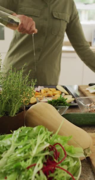 Mutfakta Yemek Hazırlayan Tesettürlü Melez Kadının Dikey Videosu Yaşam Tarzı — Stok video