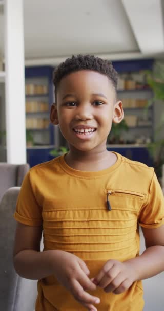 Vertikal Video Afrikansk Amerikansk Pojke Som Ler Mot Kameran Barndom — Stockvideo