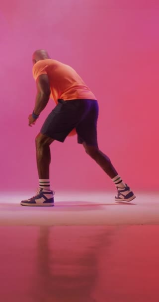 Vídeo Vertical Jugador Baloncesto Afroamericano Rebotando Sobre Fondo Rosa Concepto — Vídeos de Stock