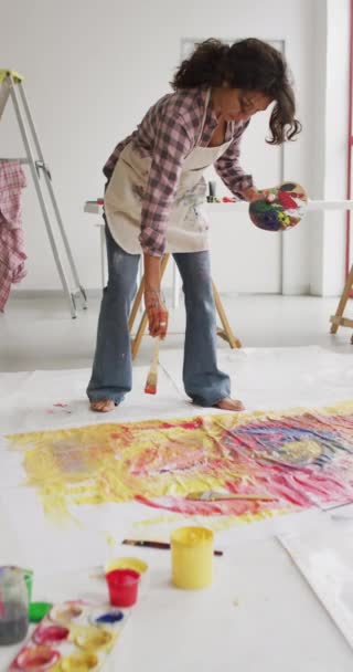 Κατακόρυφο Βίντεο Γυναίκες Ζωγράφο Ζωγραφίζουν Στο Πάτωμα Του Στούντιο Τέχνη — Αρχείο Βίντεο