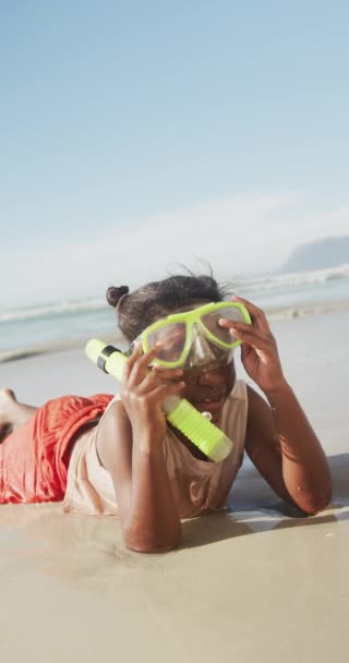 해변에 카메라 앞에서 스노클링하며 아메리카계 미국인 소녀의 시절의 — 비디오