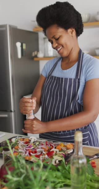 Vertikal Video Lycklig Afrikansk Amerikansk Kvinna Matlagning Hemma Vara Ensam — Stockvideo