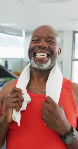 Vidéo Verticale Des Hommes Afro Américains Heureux Fait Exercice Salle — Video