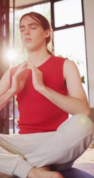Vidéo Verticale Caucasienne Transgenre Non Binaire Pratiquant Yoga Méditant Passer — Video