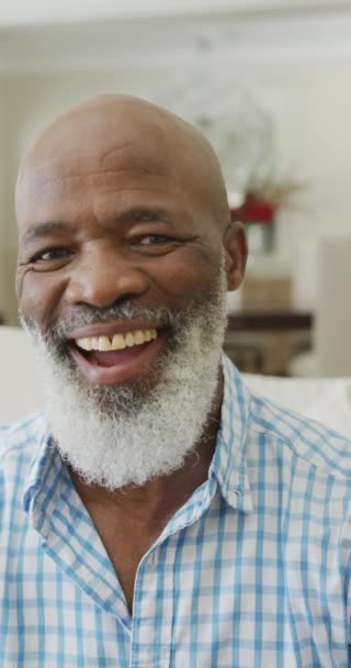Vertikální Video Portrét Šťastného Staršího Afrického Američana Vousy Usmívajícími Obývacím — Stock video