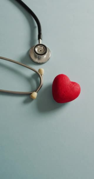 Lodret Video Stetoskop Rødt Hjerte Grå Baggrund Sundhed Forebyggelse Medicin – Stock-video