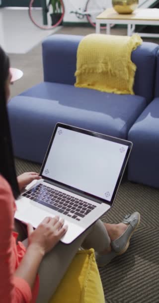 Függőleges Videó Egy Biraciális Nőről Aki Laptopot Használ Fénymásoló Hellyel — Stock videók