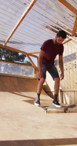 Vídeo Vertical Skatista Caucasiano Parque Skate Skateboarding Esporte Conceito Hobby — Vídeo de Stock