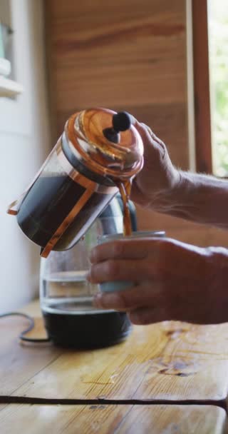 Κατακόρυφο Βίντεο Χέρια Καυκάσιου Στην Κουζίνα Ρίχνει Φρέσκο Καφέ Από — Αρχείο Βίντεο