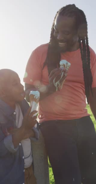Vertikal Video Lycklig Afrikansk Amerikansk Far Med Son Med Glass — Stockvideo