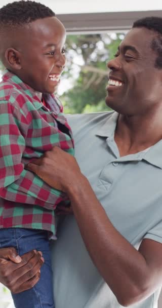 Pionowe Wideo Portretu Amerykańskiego Ojca Syna Uśmiechniętych Afrykanów Spędzanie Czasu — Wideo stockowe