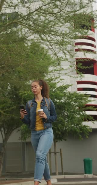 Vídeo Vertical Mulher Afro Americana Usando Smartphone Cidade Nómada Digital — Vídeo de Stock