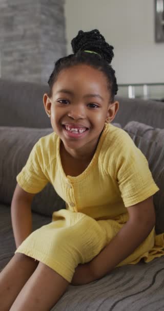 Oturma Odasında Kanepede Oturan Gülümseyen Afrikalı Amerikalı Kızın Dikey Video — Stok video