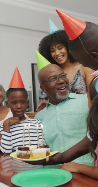Vertikal Video Lykkelig Amerikansk Bestefar Som Feirer Bursdag Med Familien – stockvideo