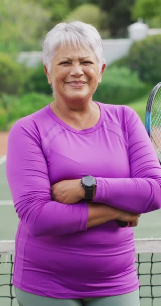 Κατακόρυφο Βίντεο Πορτραίτο Ευτυχισμένης Ηλικιωμένης Γυναίκας Ρακέτα Του Τένις Στο — Αρχείο Βίντεο