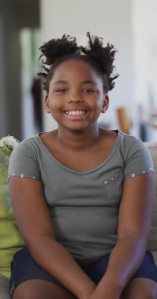 Oturma Odasında Oturan Gülümseyen Afrikalı Amerikalı Kızın Dikey Videosu Çocukluk — Stok video