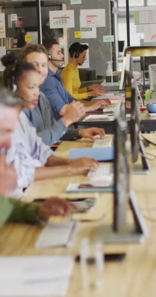 Вертикальное Видео Различных Деловых Людей Работающих Телефонными Гарнитурами Офисе Работа — стоковое видео