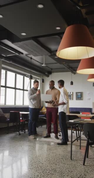Вертикальне Відео Щасливих Різноманітних Бізнесменів Які Обговорюють Роботу Під Час — стокове відео