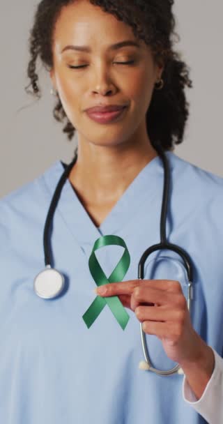 Video Vertikal Bahagia Birasial Dokter Wanita Memegang Pita Hijau Kesehatan — Stok Video