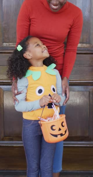 Vertikální Video Africké Americké Matky Usmívající Dcerou Halloweenském Kostýmu Koncept — Stock video