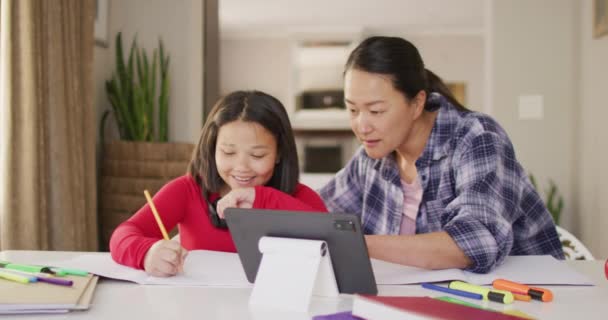 Video Feliz Asiática Madre Hija Haciendo Los Deberes Juntos Familia — Vídeo de stock