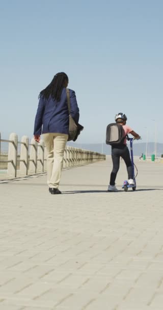 아프리카 미국인 아버지와 산책로에서 스쿠터를 모습을 영상입니다 휴일에 시간을 — 비디오