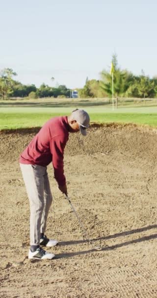 Vídeo Vertical Jugador Golf Afroamericano Jugando Campo Golf Día Soleado — Vídeo de stock