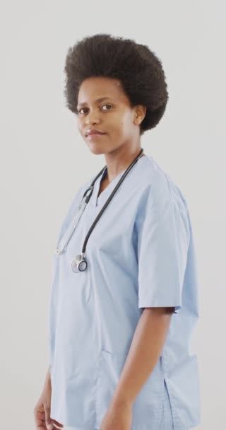 Pionowe Wideo Portretem Afrykańskiej Amerykańskiej Lekarki Uśmiechającej Się Skrzyżowanymi Ramionami — Wideo stockowe