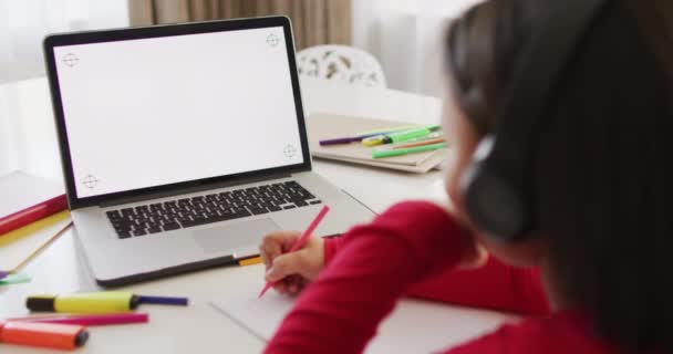 亚洲女孩在带有复制空间的笔记本电脑上在线授课的视频 电子学习 家庭教育和网上教育概念 — 图库视频影像