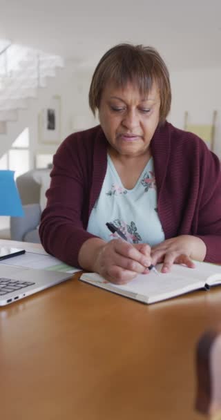 책상에 앉아서 노트북을 사용하는 아프리카 미국인 여성의 — 비디오