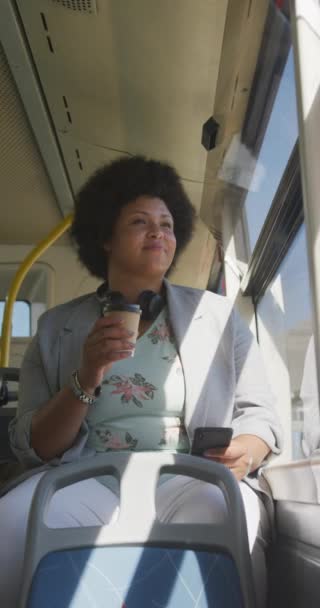 Κατακόρυφο Βίντεο Του Συν Μέγεθος Biracial Γυναίκα Πίνοντας Καφέ Και — Αρχείο Βίντεο