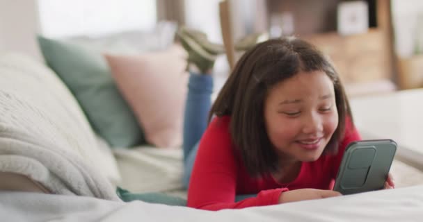Videó Boldog Ázsiai Lány Pihen Kanapén Okostelefonnal Gyerekkor Pihenés Otthon — Stock videók