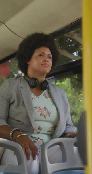 버스에 크기의 여성의 영상입니다 도시에서 심부름을 — 비디오
