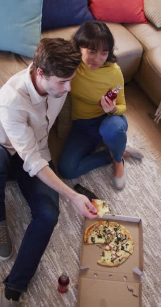 一对快乐而多样化的夫妇吃披萨的垂直视频 关系和共度美好时光的概念 — 图库视频影像