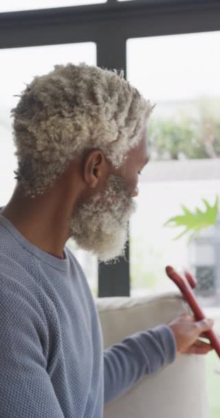 Κατακόρυφο Βίντεο Ενός Ηλικιωμένου Αφροαμερικανού Μπαστούνι Στο Σπίτι Υγιής Ενεργός — Αρχείο Βίντεο