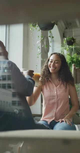 Vídeo Vertical Amigos Afro Americanos Felizes Conversando Café Nómada Digital — Vídeo de Stock