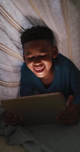 Vídeo Vertical Niño Afroamericano Feliz Acostado Cama Con Tableta Infancia — Vídeos de Stock