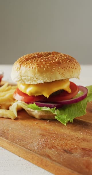 Vertikales Video Eines Frischen Hausgemachten Hamburgers Mit Salat Auf Einem — Stockvideo