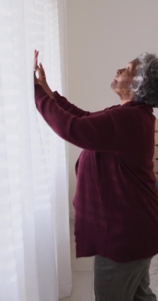 Vídeo Vertical Feliz Adulto Mayor Afroamericano Mujer Ensanchando Cortinas Retiro — Vídeos de Stock