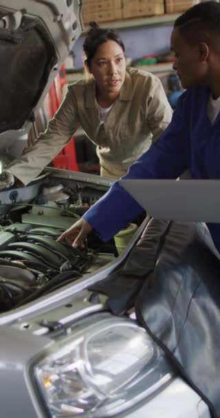 Pionowe Wideo Holowania Różnych Kobiet Mechaniki Samochodów Sprawdzanie Samochodu Praca — Wideo stockowe