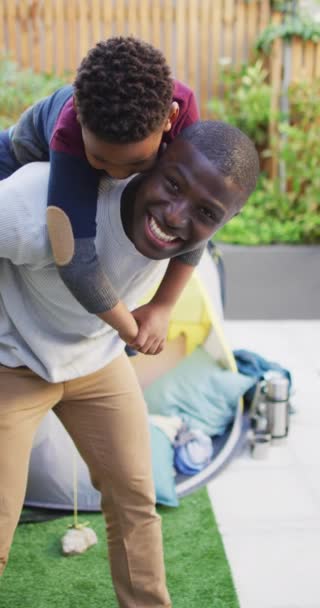 Вертикальне Відео Щасливого Афро Американського Батька Сина Отримують Задоволення Родина — стокове відео