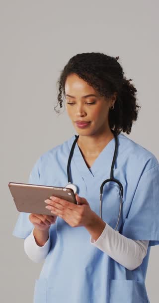 Vídeo Vertical Doctora Biracial Enfocada Tomando Notas Concepto Salud Medicina — Vídeos de Stock